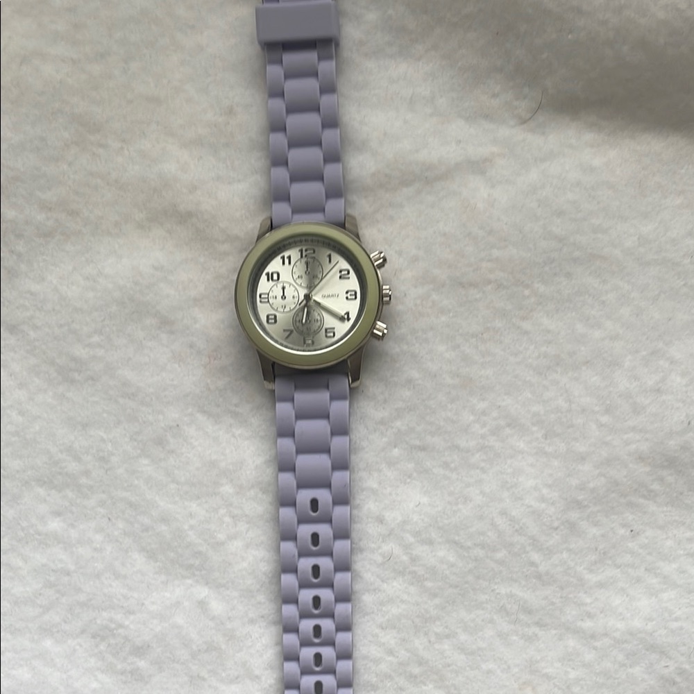 Lavender Silicone Strap Watch. Quartz works. Stainless steel back